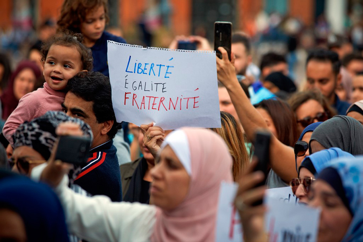 Condamnation du harcèlement subi par les femmes voilées en France
