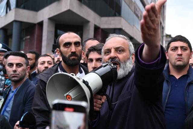 Pashinian accuse l’oligarchie religieuse de complots contre le pouvoir en Arménie