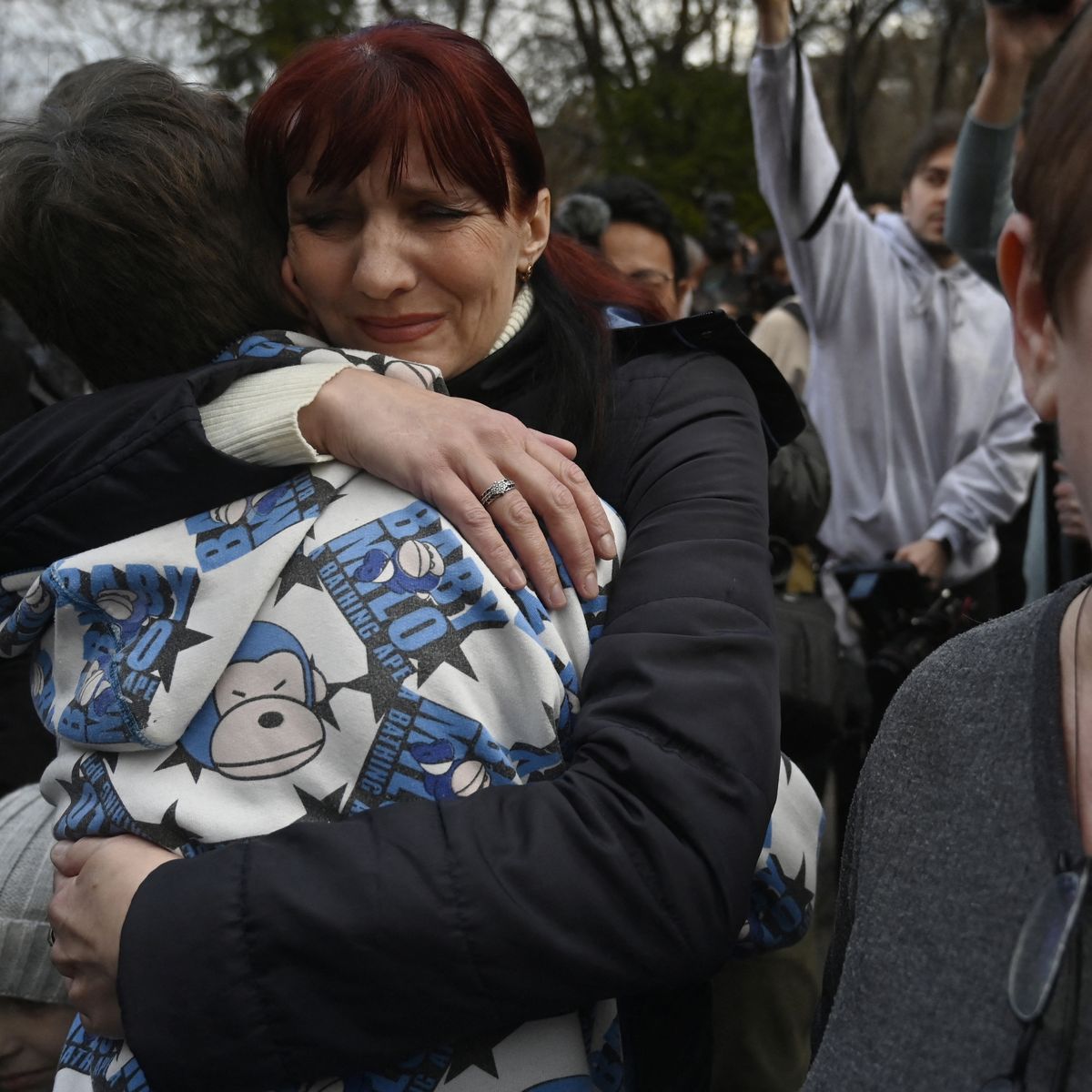 La Russie livre trois enfants ukrainiens à des représentants de l’Ukraine dans un geste qui soulève des questions éthiques cruciales