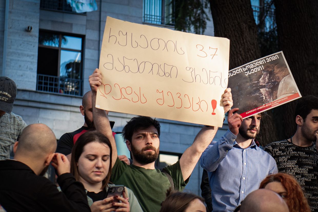 L’opposition géorgienne acculée : cinq figures accusées de complot contre l’État